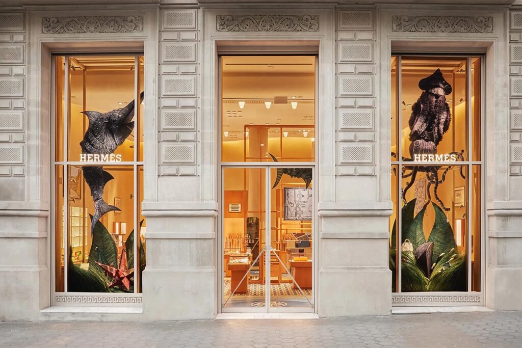 Hermès convierte Paseo de Gracia en un paisaje submarino con Gabriela Sagarminaga