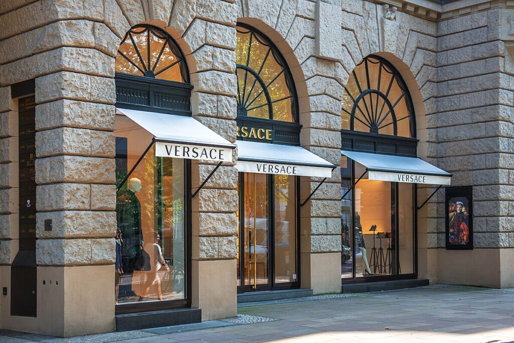 Bruselas aprueba la compra de Versace por parte de Prada