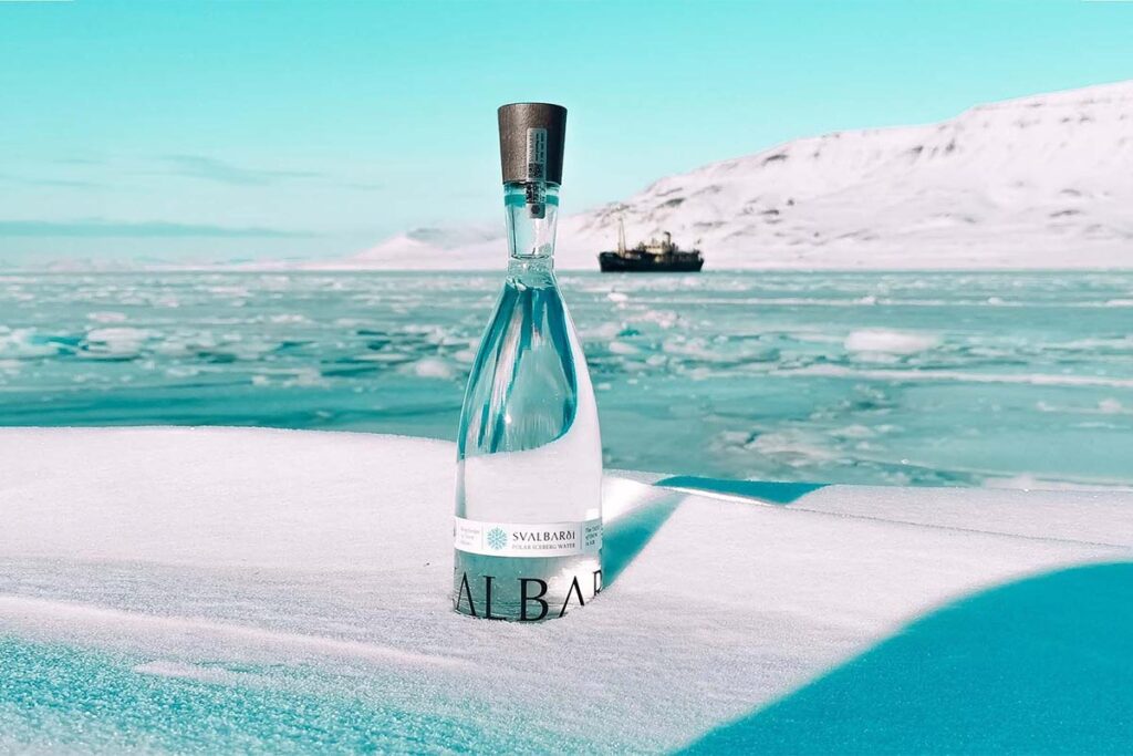 ALT: Svalbardi Polar Iceberg Water, agua de iceberg del Ártico, agua de lujo sostenible